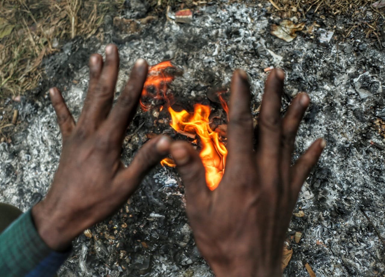 কুয়াশার চাদরে ঢাকা ঘরহীন মানুষের গল্প