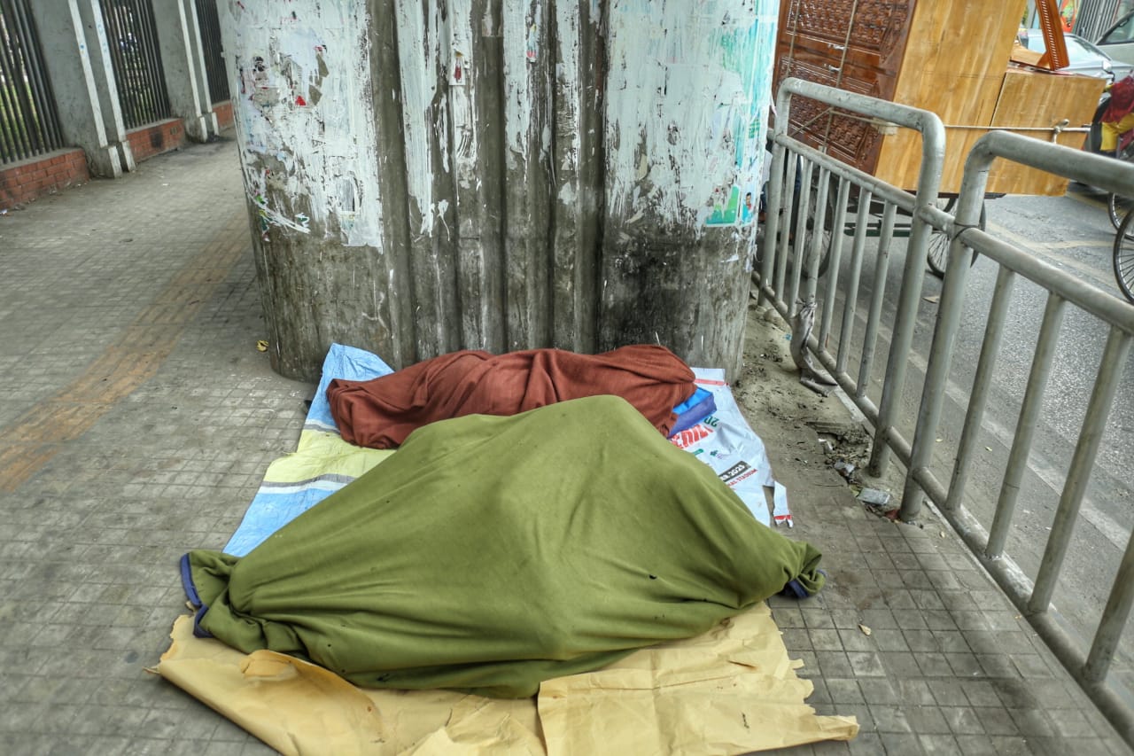 কুয়াশার চাদরে ঢাকা ঘরহীন মানুষের গল্প