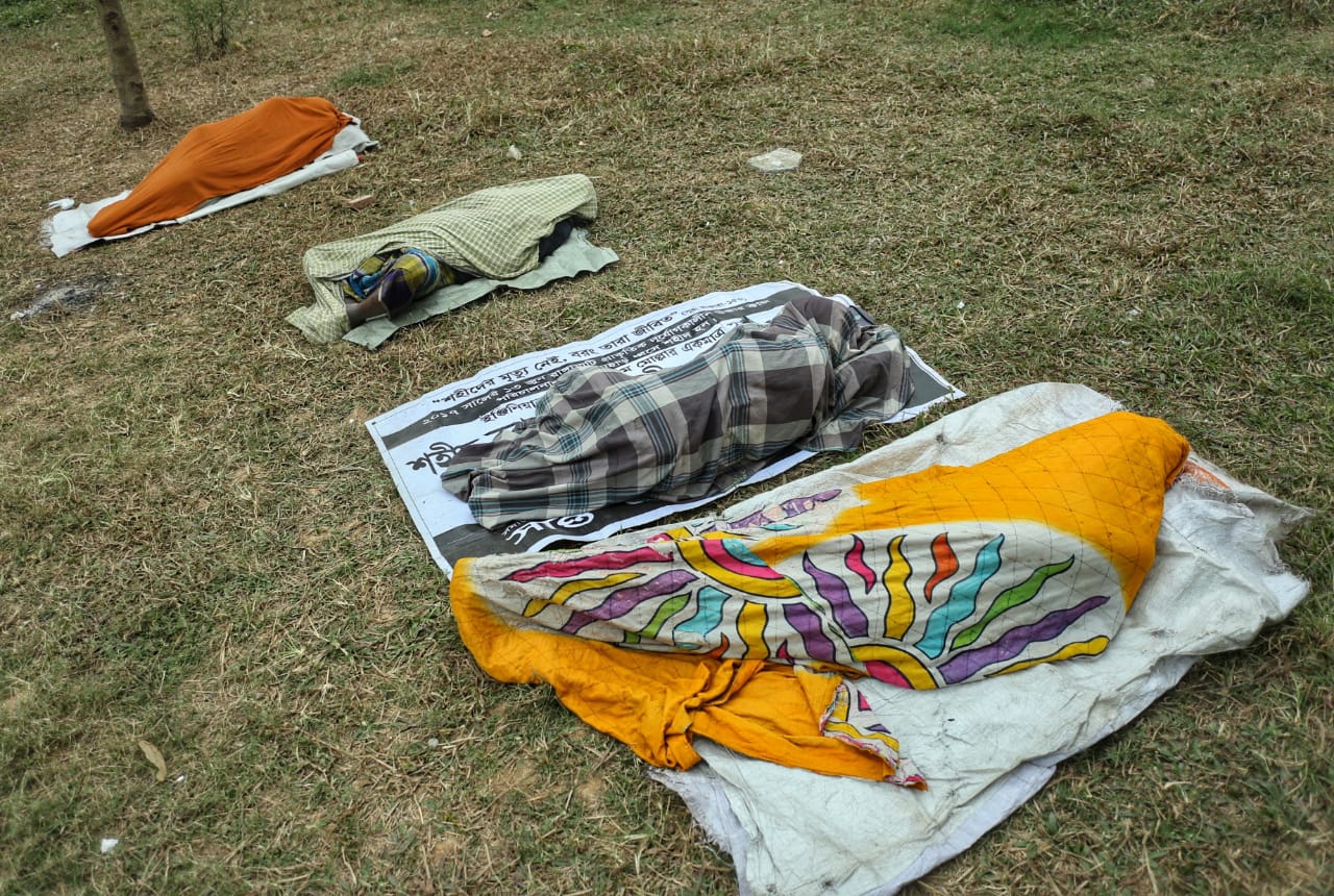 কুয়াশার চাদরে ঢাকা ঘরহীন মানুষের গল্প