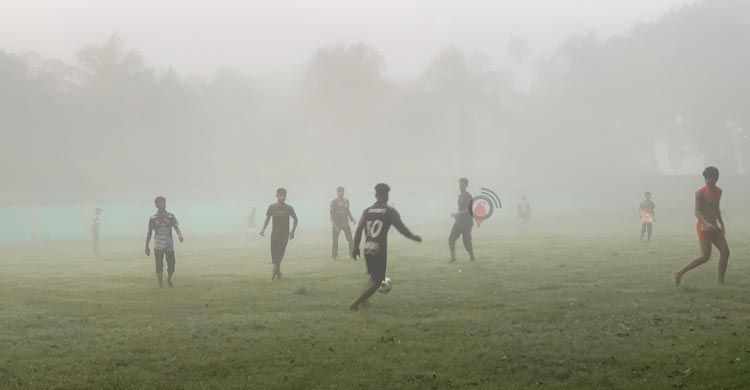 হেমন্তের সকালে কুয়াশার চাদর, শীতের আগমনী বার্তা