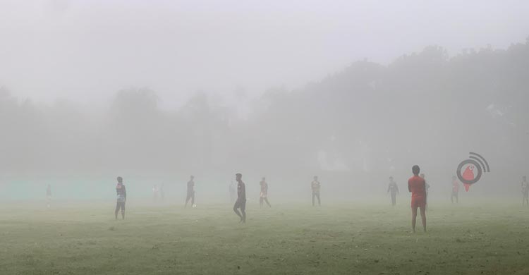 হেমন্তের সকালে কুয়াশার চাদর, শীতের আগমনী বার্তা