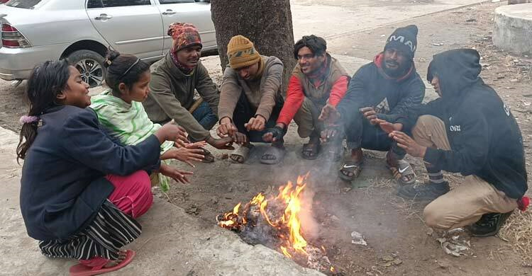 শীতে কাঁপছে গোটা দেশ 
