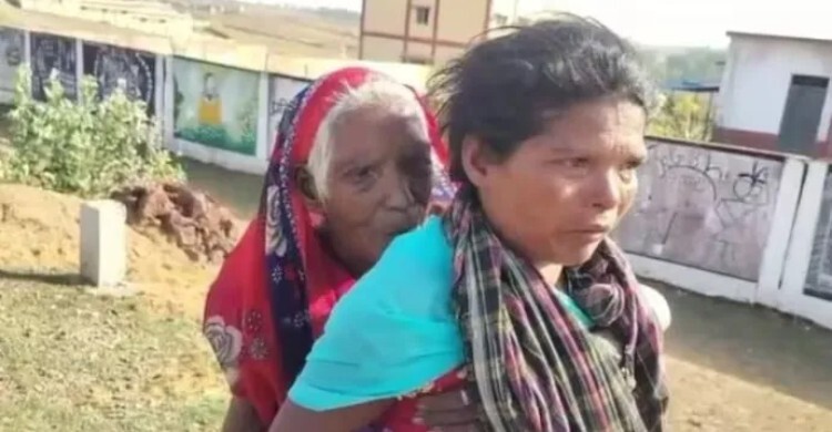 শাশুড়িকে পিঠে নিয়ে তপ্ত রোদে ৯ কিলোমিটার হাঁটলেন পুত্রবধূ