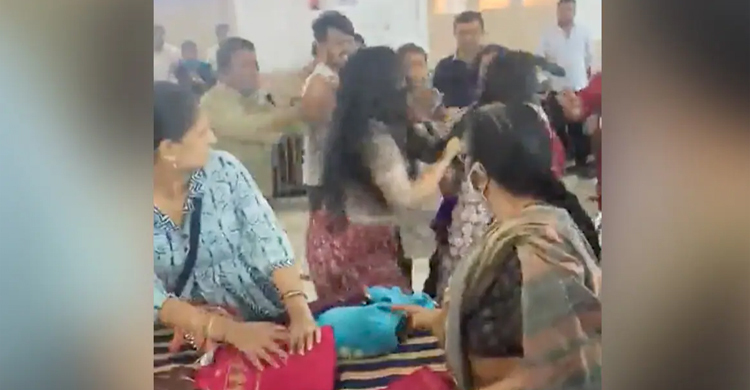 এক শাড়ি নিয়ে দোকানে দুই নারীর চুলোচুলি, ভিডিও ভাইরাল