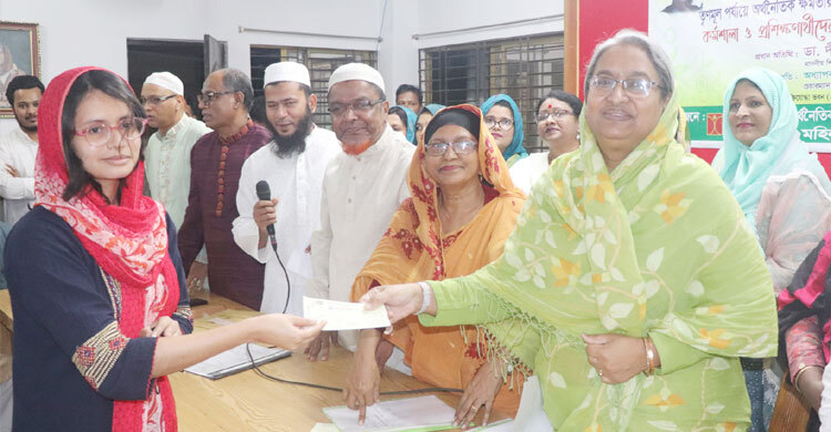 নারী স্বাবলম্বী হলে পরিবারের পাশে দাঁড়াতে পারবে: শিক্ষামন্ত্রী