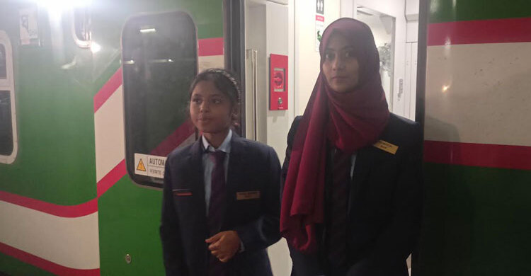 ‘বিমানবালা’ নন, যেন তারা ‘ট্রেনবালা’