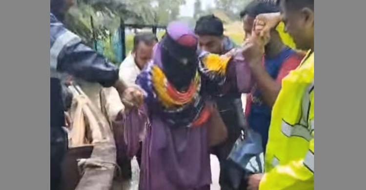 গর্ভবতী নারীকে উদ্ধার করে নিরাপদ স্থানে পৌঁছে দিলো পুলিশ
