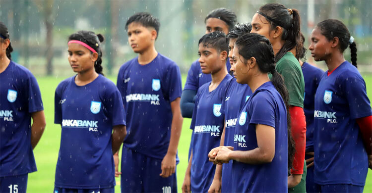নারী ফুটবলারদের ৮ জনের ৭ জনই পাস