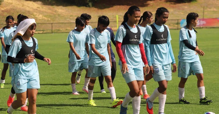 এশিয়ান কাপ খেলে গভীর রাতে ফিরছেন ঋতুপর্ণারা