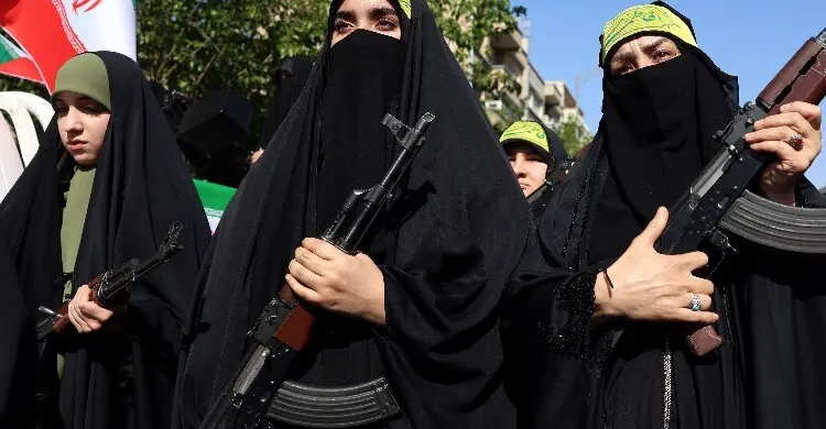 তেহরানে ‘স্যাক্রিফাইসড গার্লস’ সমাবেশে অস্ত্র হাতে নারীরা