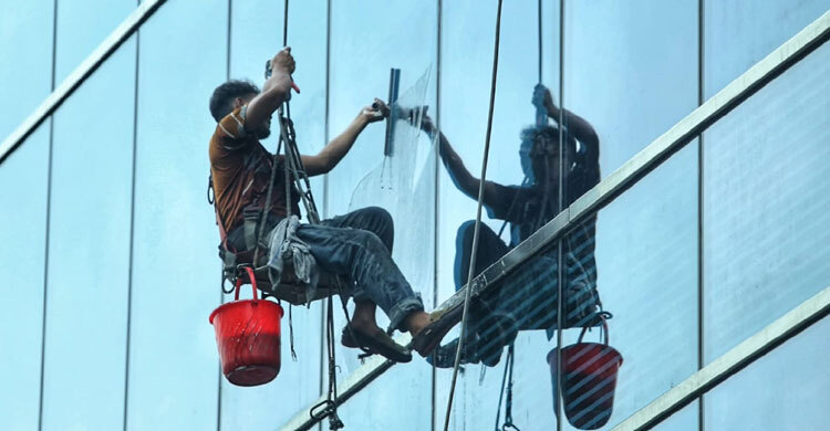 ঝুঁকির চূড়ায় ঝুলে থাকা জীবন