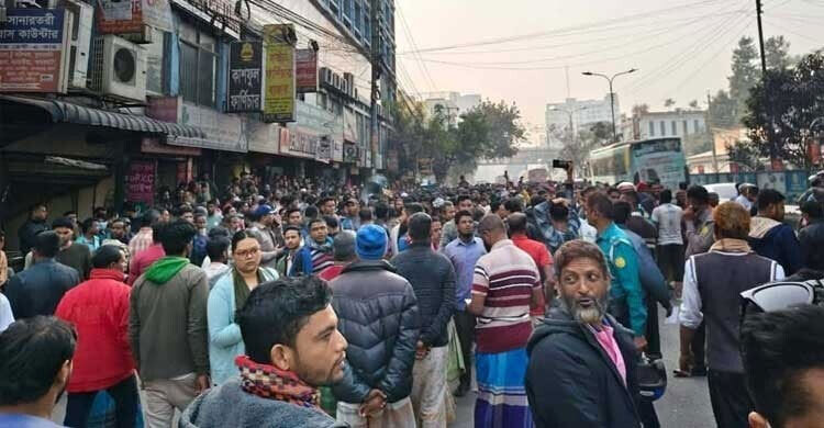 Battery-operated rickshaw, van pullers block roads in Badda