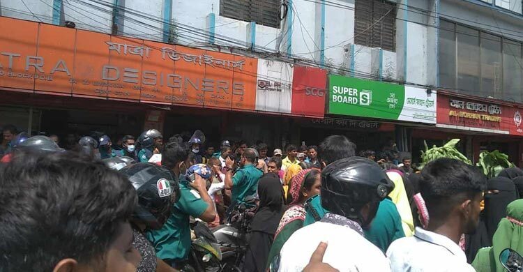 Workers block road in Banani, demand unpaid wages
