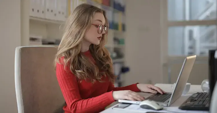 ৮ ঘণ্টার বেশি কাজ, বাড়ছে হঠাৎ মৃত্যুর ঝুঁকি