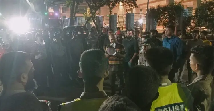 অবৈধ সংযোগে অটোরিকশা চার্জিং, পিকআপভর্তি বৈদ্যুতিক সরঞ্জাম জব্দ