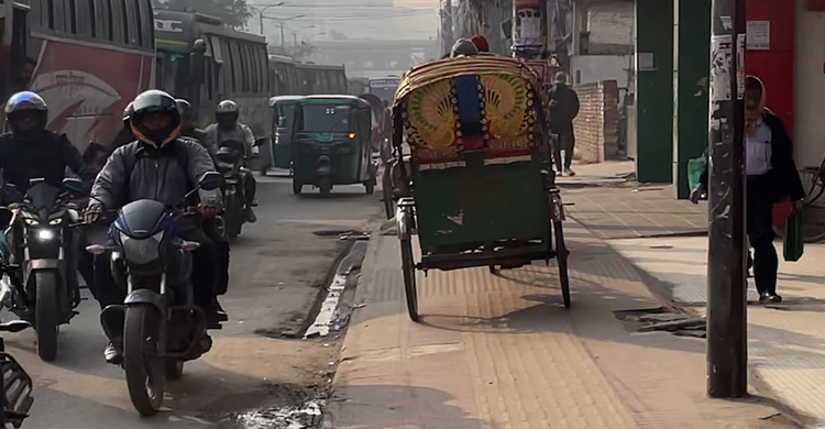 ব্যস্ত সড়কে ফুটপাত দিয়ে উল্টো পথে চলছে অটোরিকশা