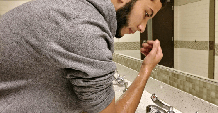 টয়লেটযুক্ত গোসলখানায় অজু করার সময় দোয়া পড়বো কি?