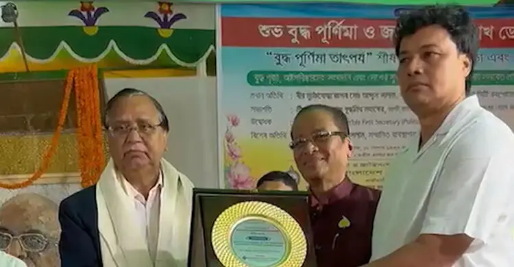 বৌদ্ধ পূর্ণিমা উপলক্ষে সম্মাননা স্মারক গ্রহণ করলেন ডিএসসিসি প্রশাসক