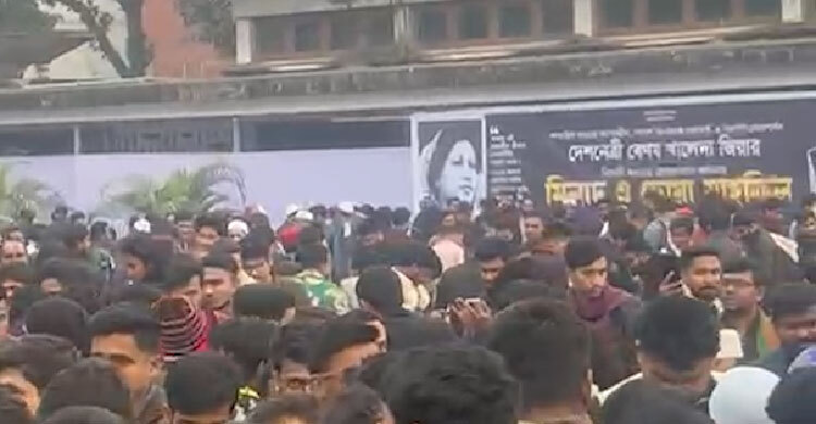 খালেদা জিয়ার দোয়া-মাহফিল উপলক্ষে টিএসসিতে ছাত্রদলের নেতাকর্মীদের ঢল