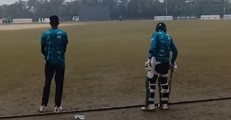 বাউন্ডারি লাইনে মাহমুদউল্লাহ রিয়াদের সঙ্গে কুশল বিনিময় করলেন নাহিদ রানা