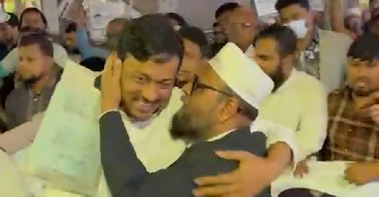 নাসিরকে কানে মুখে কি পরামর্শ দিলেন ভোটার