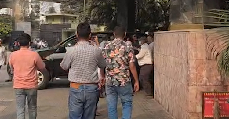 গভর্নরের উপদেষ্টা আহসান উল্লাহকে বের করে দিলেন কর্মকর্তারা