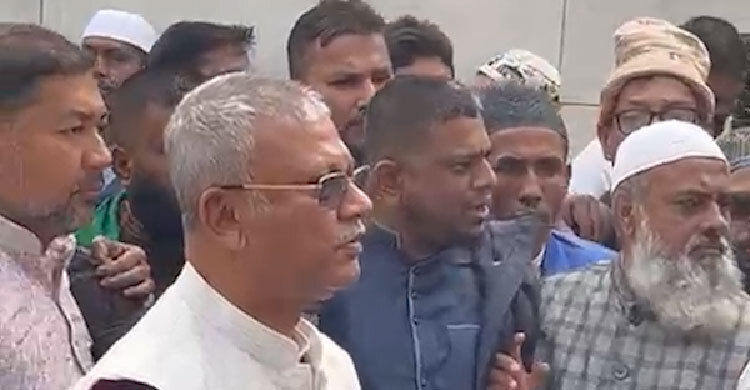 খালেদা জিয়ার কবর জিয়ারতে বিএনপির বহিষ্কৃত সাবেক আহ্বায়ক সাইফুল আলম নীরব!