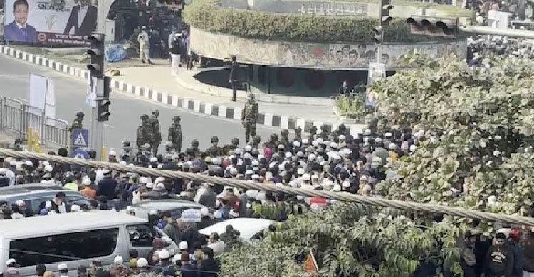 বিজয় সরণিতেও তিল ধারণের ঠাঁই নেই