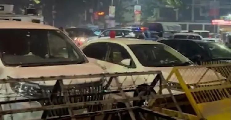 বন্ধ করে দেওয়া হয়েছে জিয়া উদ্যান অভিমুখী মূল সড়ক