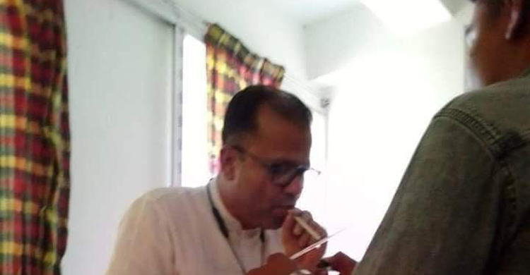 আওয়ামী লীগ নেতার ইয়াবা সেবনের ছবি ভাইরাল