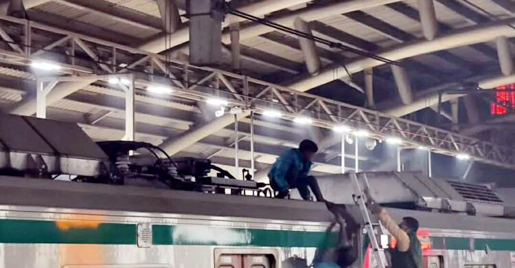 মেট্রোরেলের ছাদে ওঠা সেই কিশোর এখন কোথায়?