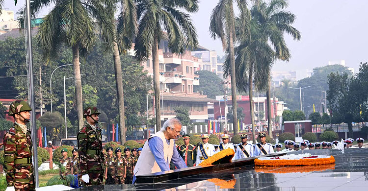 সশস্ত্র বাহিনী দিবসে শিখা অনির্বাণে প্রধান উপদেষ্টার শ্রদ্ধা