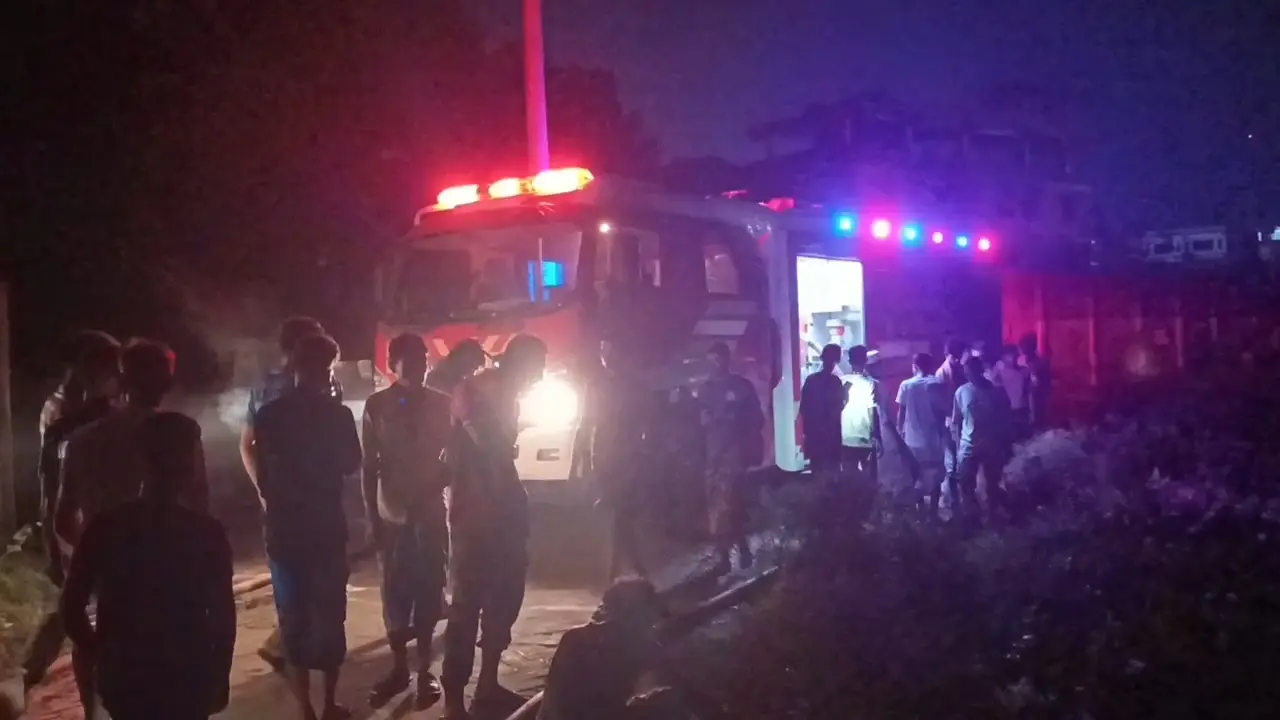 আগুন নিয়ন্ত্রণে আনতে ফায়ার সার্ভিস টিম
