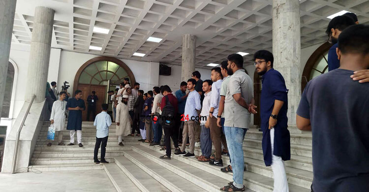 জীবনের প্রথম ভোট দিতে পেরে তারুণ্যের উচ্ছ্বাস