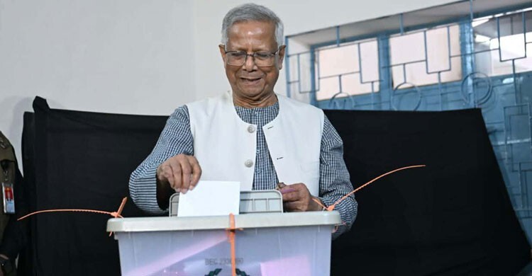 গুলশান মডেল স্কুলে ভোট দিলেন প্রধান উপদেষ্টা