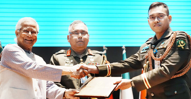 ডিএসসিএসসি কোর্স করা ৩১১ কর্মকর্তাকে সনদ দিলেন প্রধান উপদেষ্টা