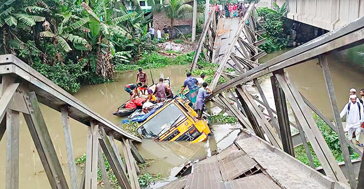 বেইলি ব্রিজ ভেঙে খালে পড়লো আলুবোঝাই ট্রাক