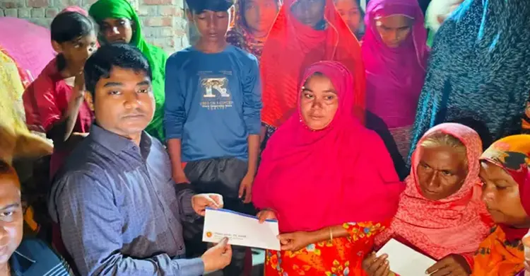 পদ্মায় নিখোঁজ বাবা-ছেলে, শোকাহত পরিবারের পাশে প্রশাসন