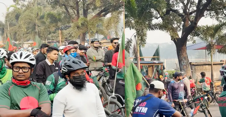 বিজয় দিবস উপলক্ষে সংসদ ভবনের সামনে তরুণদের সাইকেল র‍্যালি