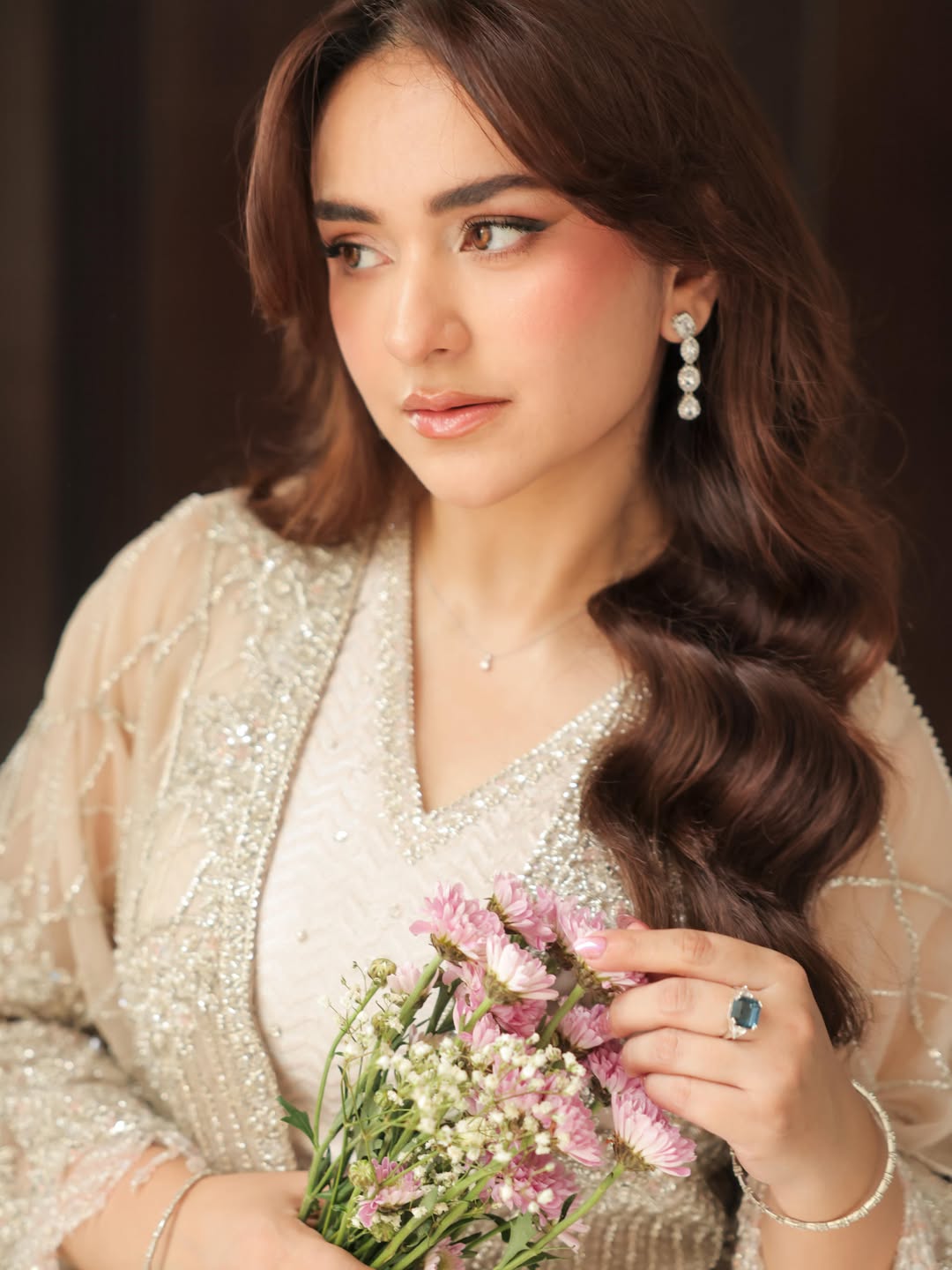 নরম আভিজাত্যে ইয়ুমনার রাজকীয় উপস্থিতি