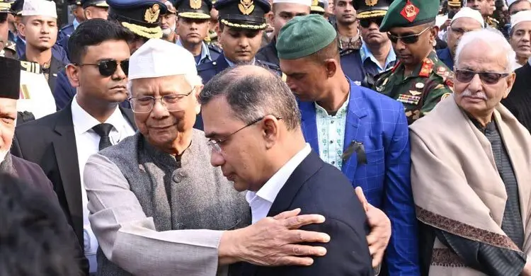 তারেক রহমানকে জড়িয়ে ধরে সান্ত্বনা দিলেন প্রধান উপদেষ্টা