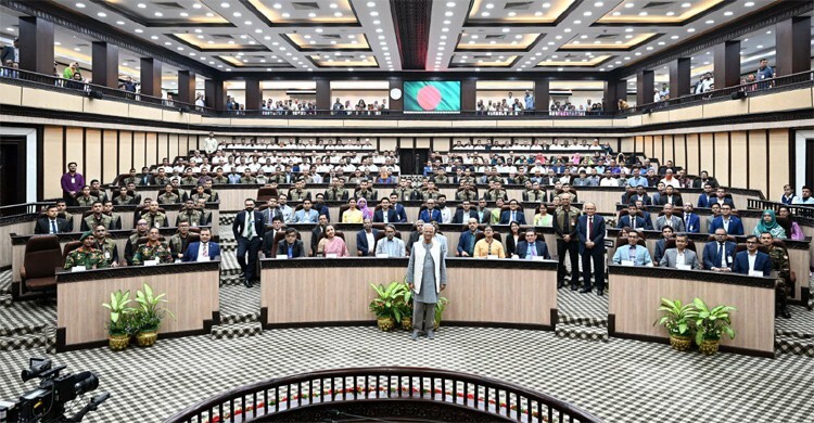 কর্মকর্তা-কর্মচারীদের উদ্দেশে প্রধান উপদেষ্টার বিদায়ী ভাষণ ও ফটোসেশন