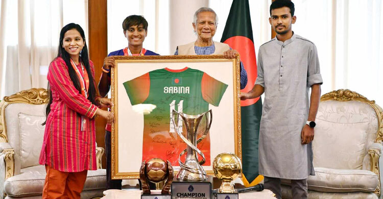 Yunus hosts reception for women’s football team