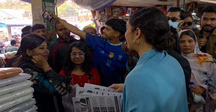 ভোটারদের সেলফির আবদার মেটালেন জাইমা রহমান