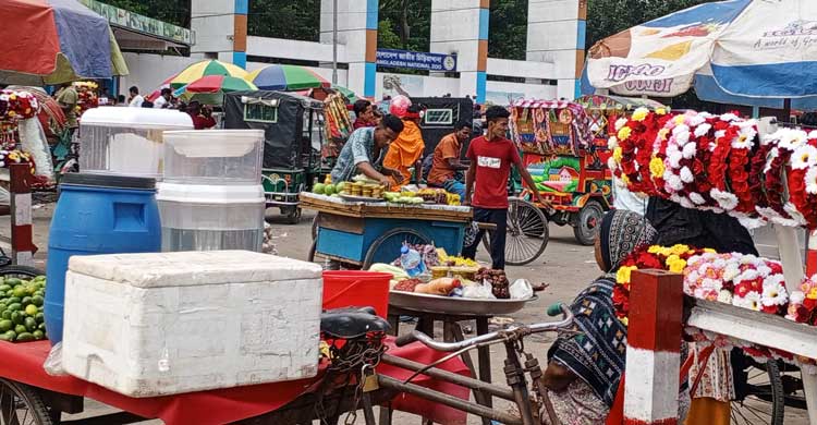 ছুটির দিনে চিড়িয়াখানায় দর্শনার্থীদের ভিড়