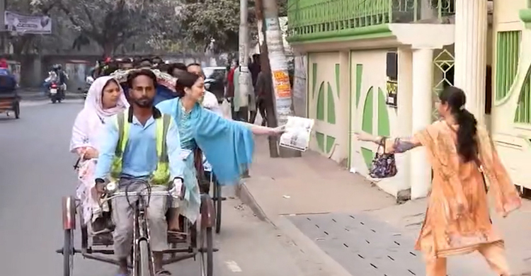 রিকশায় চড়ে বাবার নির্বাচনী প্রচারণায় জাইমা রহমান, সঙ্গে বেগম জিয়ার পরিচারিকা