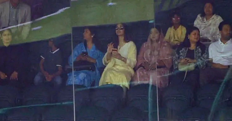 বাংলাদেশ-নিউজিল্যান্ড লড়াই দেখতে গ্যালারিতে জাইমা রহমান