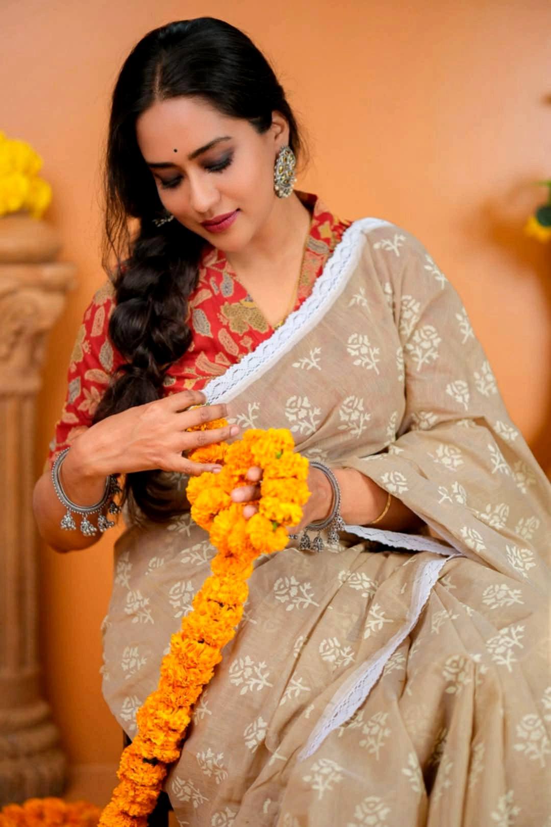 সাধারণ সাজে অসাধারণ মম