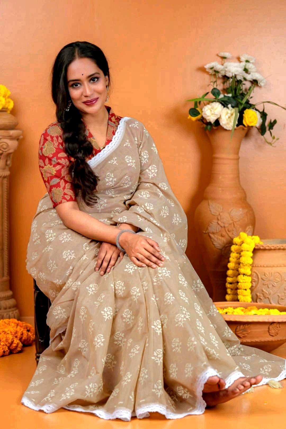 সাধারণ সাজে অসাধারণ মম