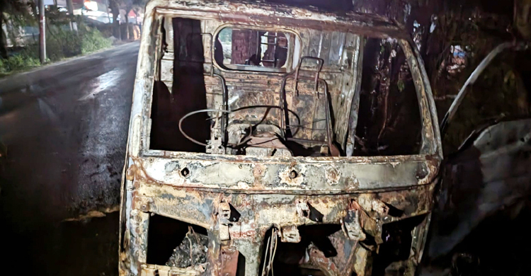 ঝালকাঠিতে লেগুনায় দুর্বৃত্তদের আগুন